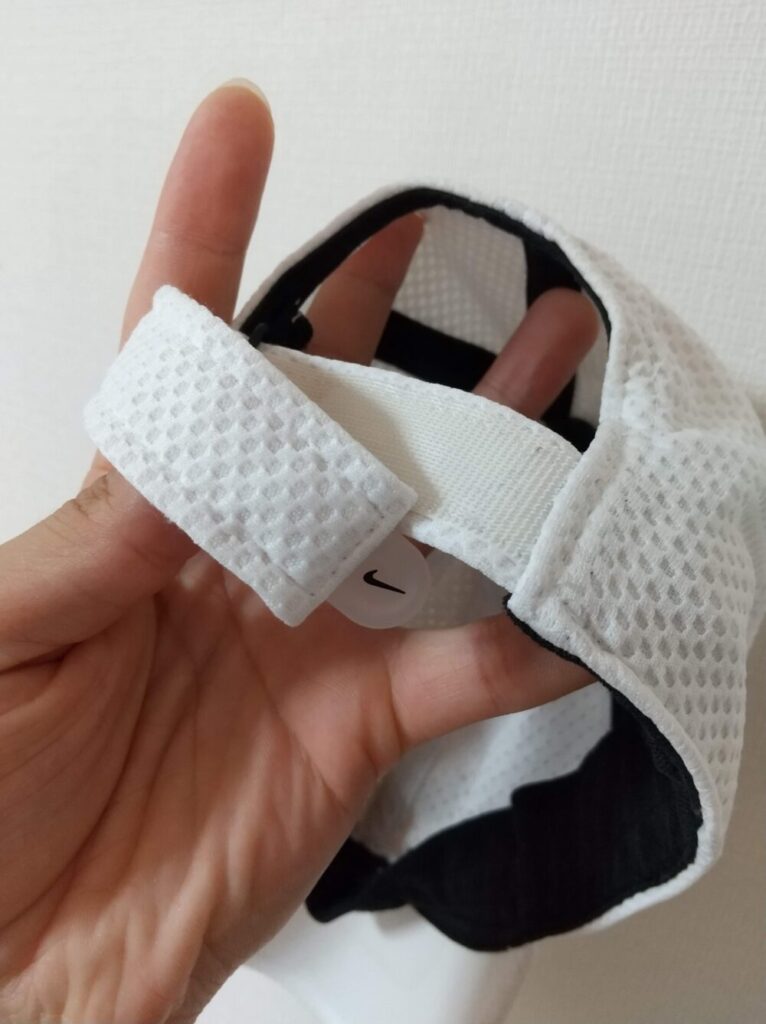 サイズ調整部分が面ファスナーで作られている帽子の写真