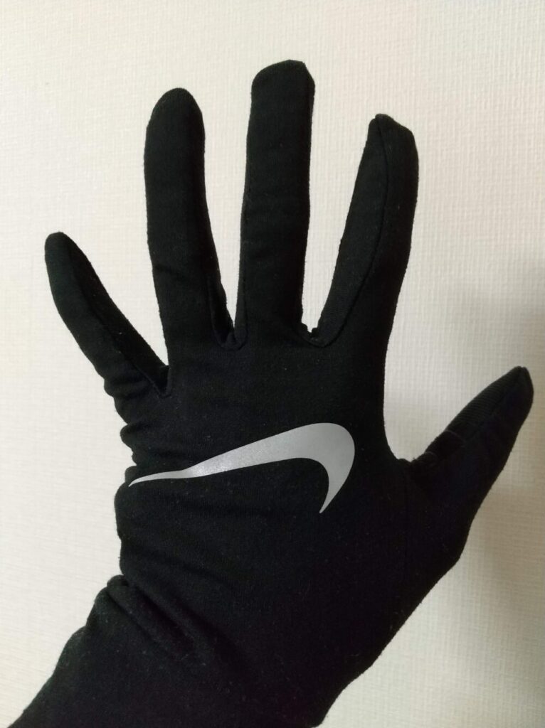 ナイキのランニング用手袋（黒色）の写真