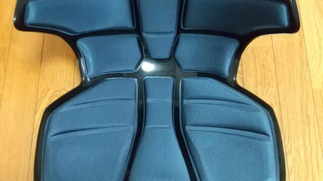 ネイビーカラーのスタイルアスリート2を、座面部分が見えるように床に置いたときの写真