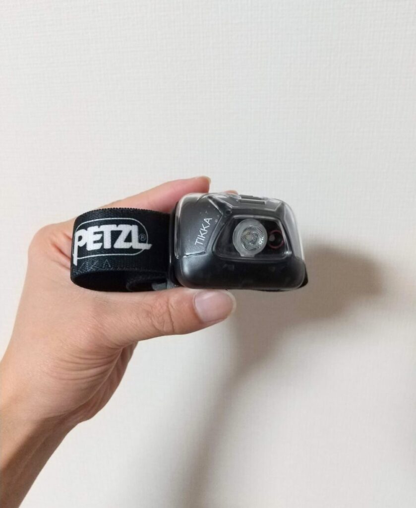 PETZL（ペツル）のヘッドライト『TIKKA（ティカ）』を手に持っている写真