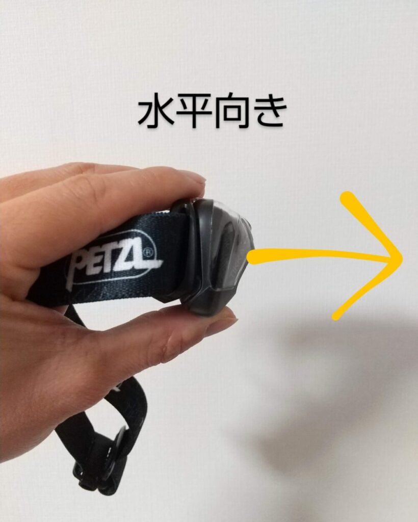 PETZL（ペツル）のヘッドライト「ティカ（黒）」を水平にして手に持っている写真