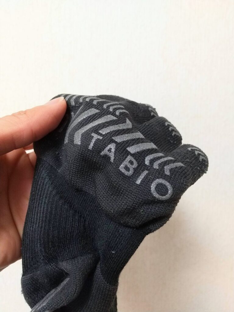 Tabio『レーシングランプロ・五本指』の足裏に記されたTABIOの文字部分を撮った写真