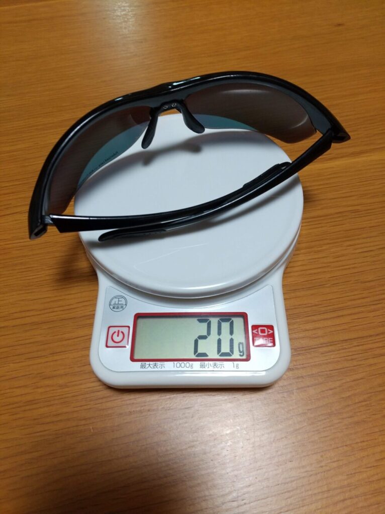 エルバランスアイズのサングラスを乗せたデジタル計りが、重さ20gを示している写真