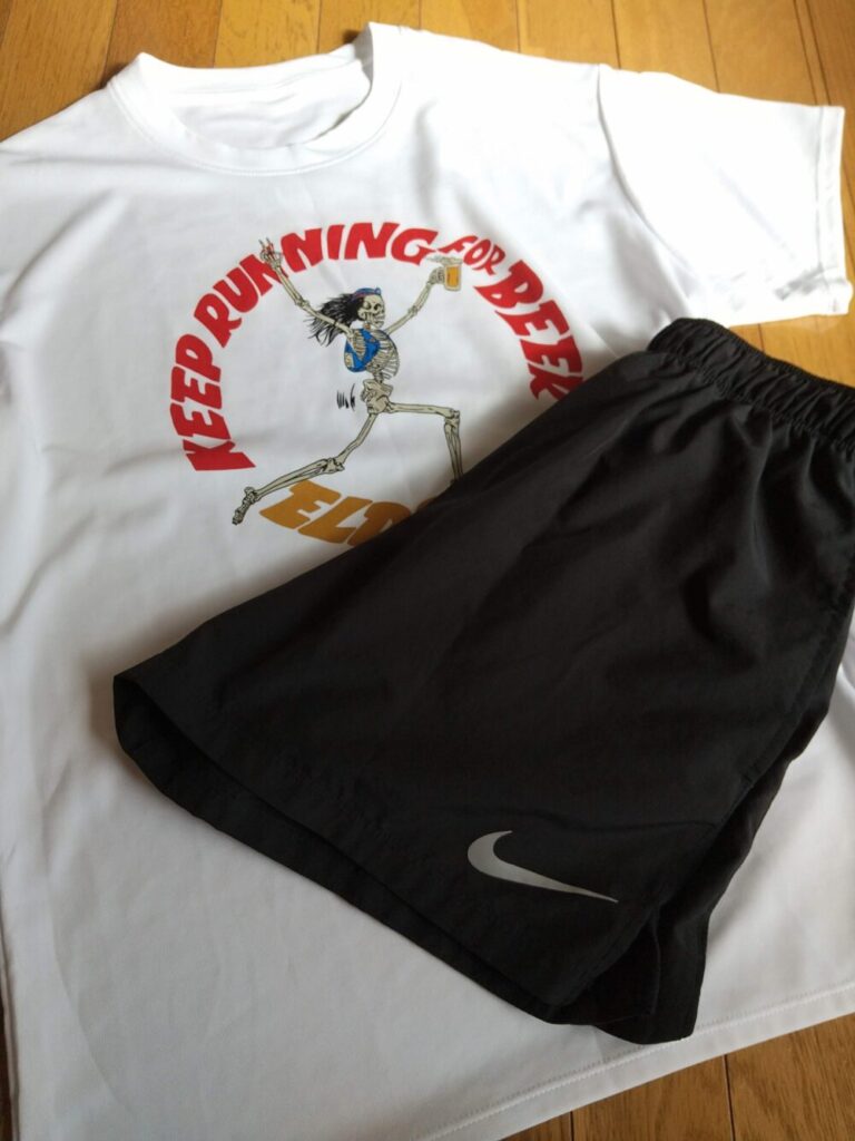 エルドレッソのランニングTシャツとナイキのランニングパンツを並べた写真