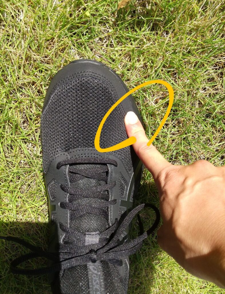 アシックスのJOLT４（黒色）を履いて足の指部分を触っているときの写真