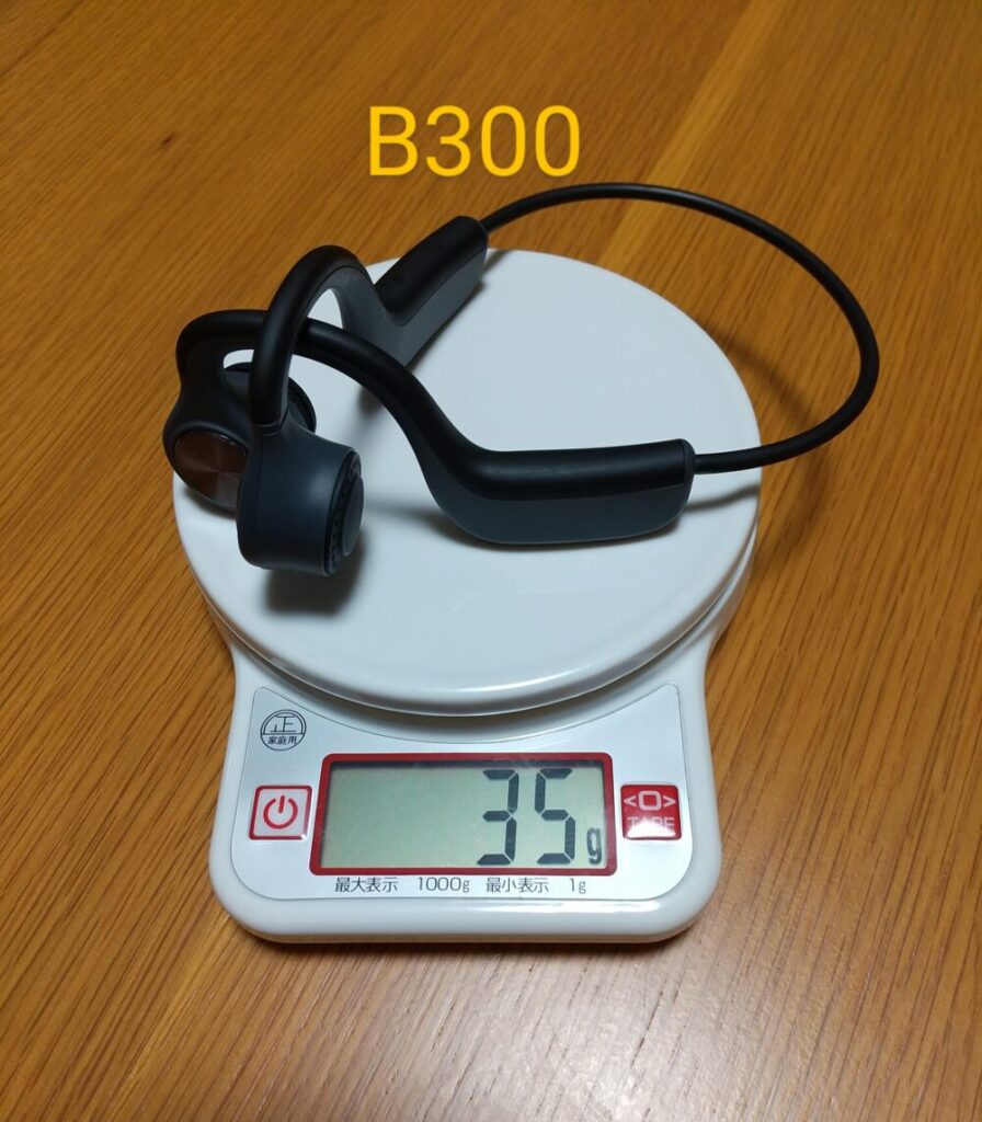 ゲオの骨伝導イヤホン『B300』の重さ（35g）を測っている写真