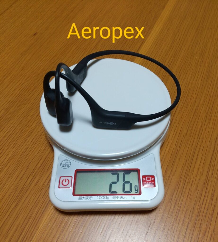 Shokzの骨伝導イヤホン『Aeropex』の重さ(26g)を測っている写真