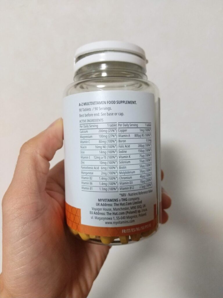 『A-Zマルチビタミンタブレット』の容器に記載された栄養成分表の写真
