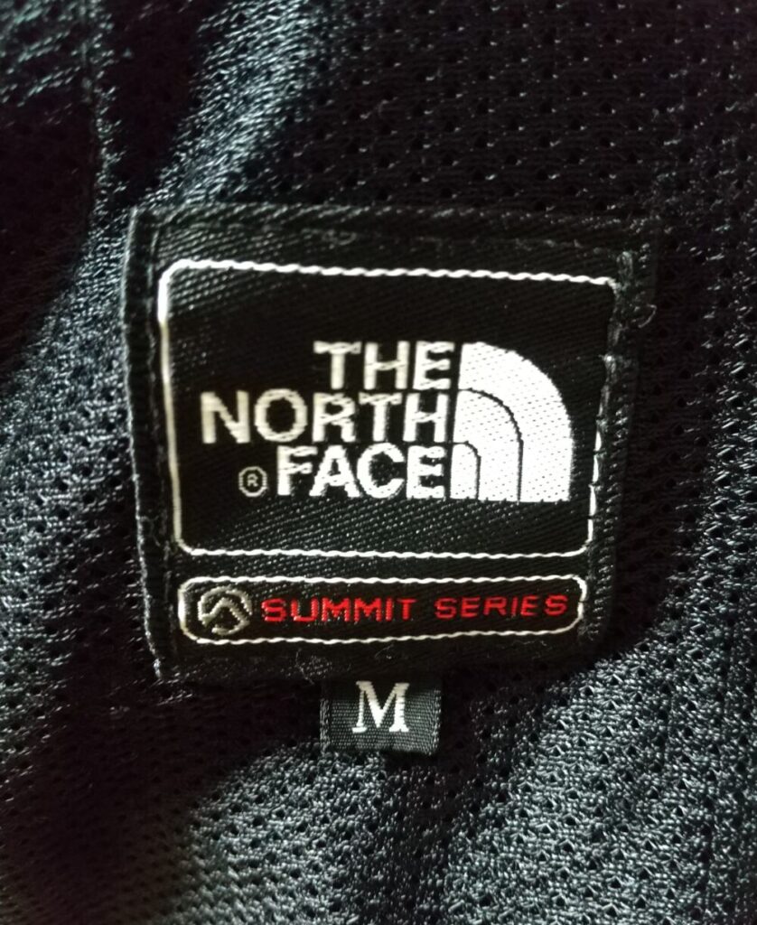 THE NORTH FACE（ザ・ノース・フェイス）製ウェアのタグ部分の写真