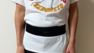 ファイテンのRAKUWAバンド（スポーツベルト）をTシャツの上から使用しているときの写真