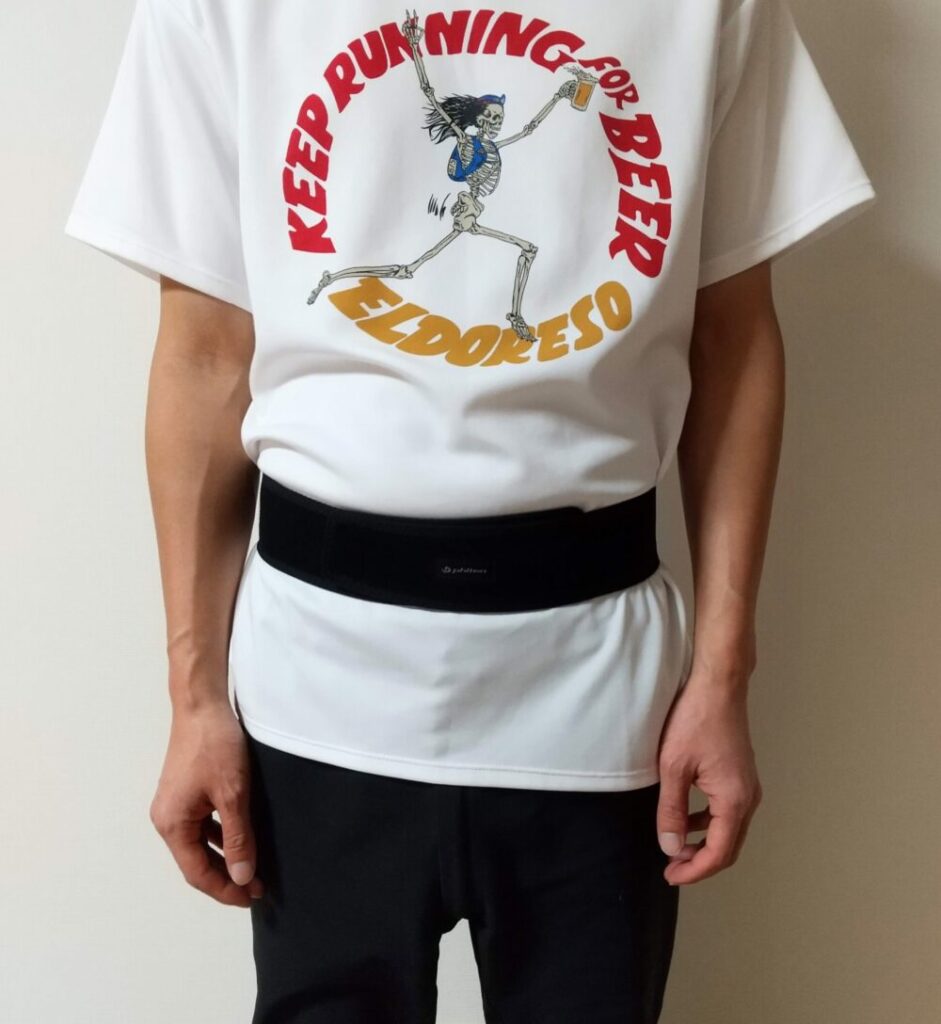 ファイテンのRAKUWAバンド（スポーツベルト）黒色をTシャツの上から使用しているときの写真